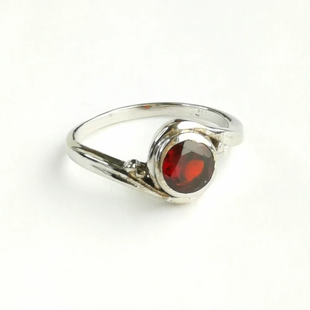 Sterling silver garnet gemstone ring size 8